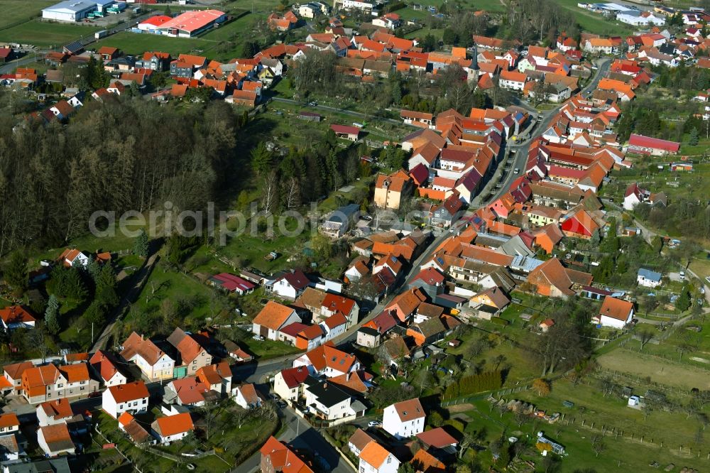 Ernstroda from above - Surrounded by forest and forest areas center of the streets and houses and residential areas in Ernstroda in the state Thuringia, Germany