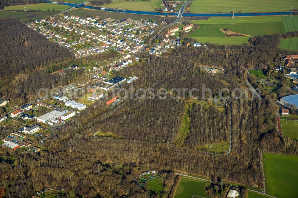 Gahmen from above - Surrounded by forest and forest areas center of the streets and houses and residential areas in Gahmen at Ruhrgebiet in the state North Rhine-Westphalia, Germany