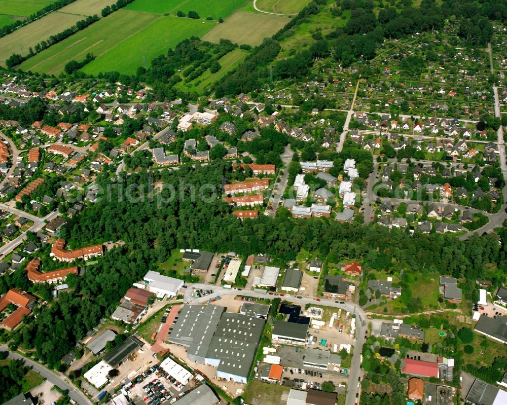 Aerial photograph Geesthacht - Surrounded by forest and forest areas center of the streets and houses and residential areas in Geesthacht in the state Schleswig-Holstein, Germany