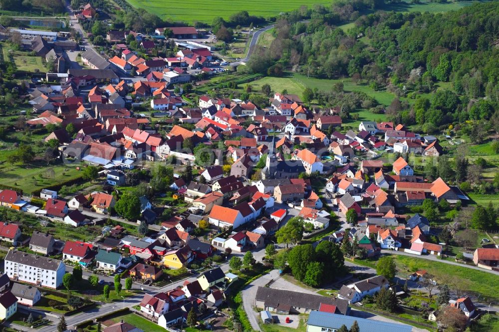 Aerial image Großleinungen - Surrounded by forest and forest areas center of the streets and houses and residential areas in Grossleinungen in the state Saxony-Anhalt, Germany