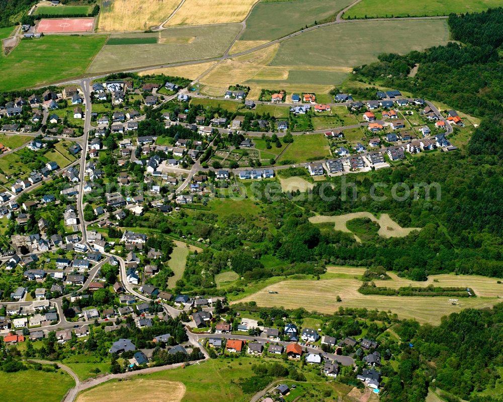 Göttschied from the bird's eye view: Surrounded by forest and forest areas center of the streets and houses and residential areas in Göttschied in the state Rhineland-Palatinate, Germany