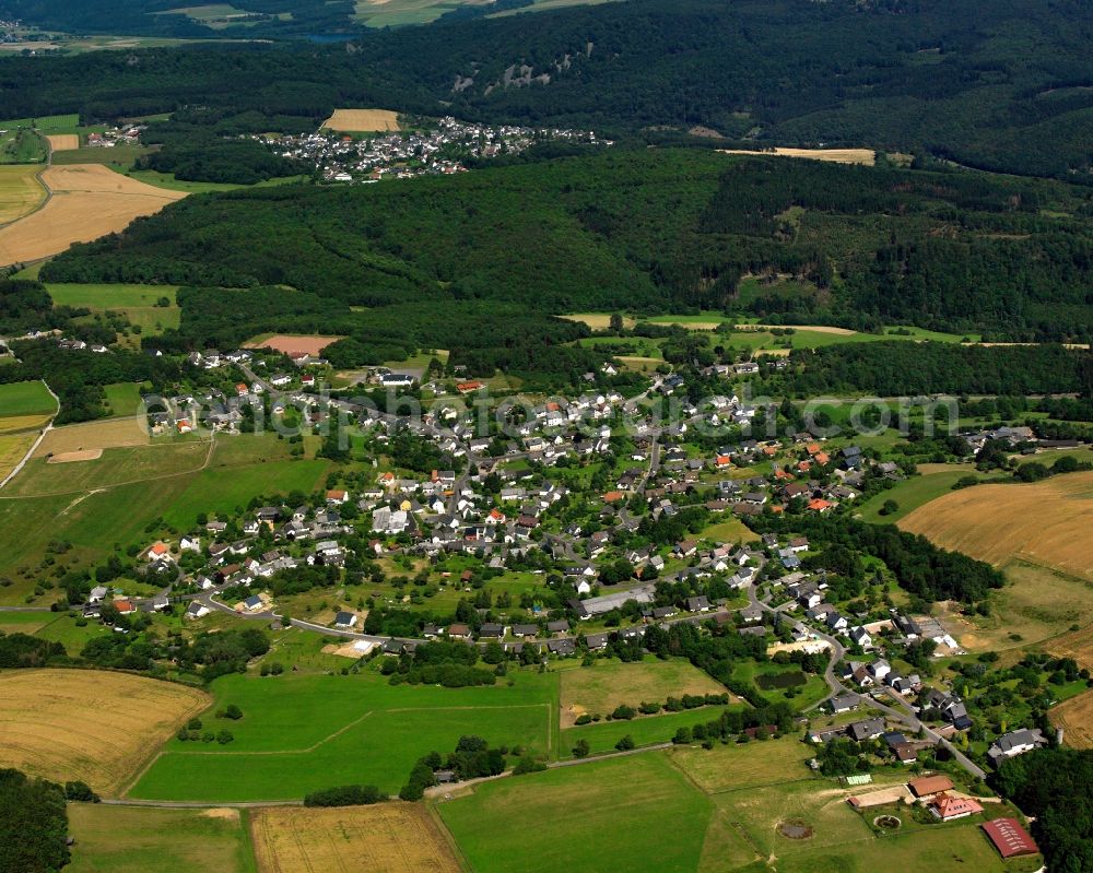 Aerial photograph Hettenrodt - Surrounded by forest and forest areas center of the streets and houses and residential areas in Hettenrodt in the state Rhineland-Palatinate, Germany