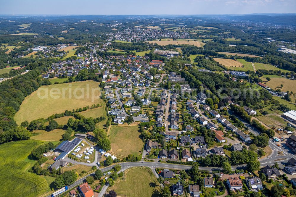 Aerial photograph Hobeuken - Surrounded by forest and forest areas center of the streets and houses and residential areas in Hobeuken in the state North Rhine-Westphalia, Germany