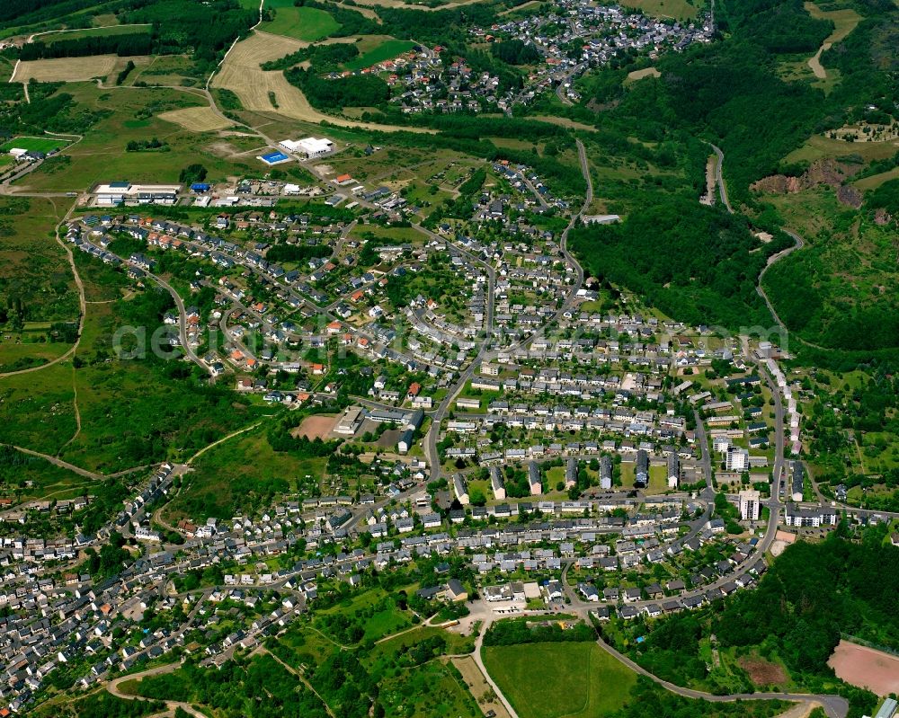 Idar from above - Surrounded by forest and forest areas center of the streets and houses and residential areas in Idar in the state Rhineland-Palatinate, Germany