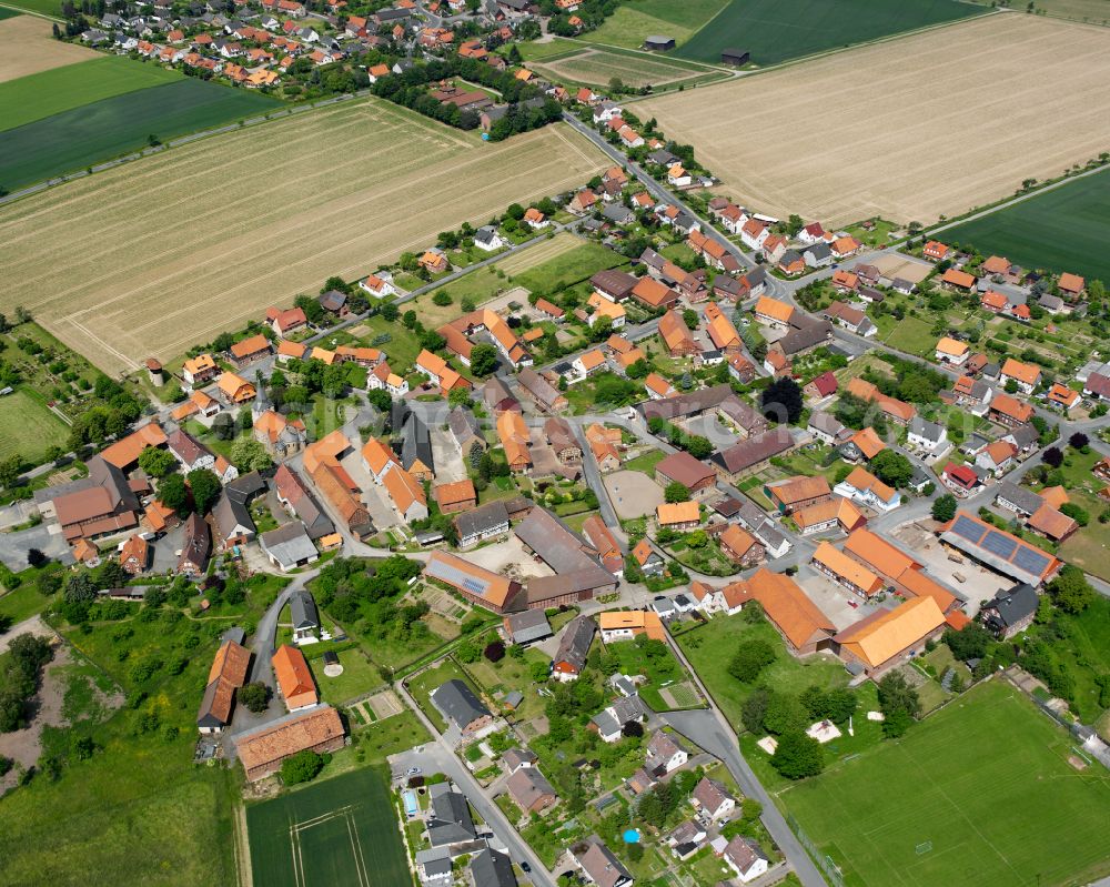 Aerial image Klein Döhren - Surrounded by forest and forest areas center of the streets and houses and residential areas in Klein Döhren in the state Lower Saxony, Germany