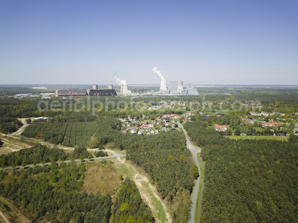 Aerial photograph Klitten - Surrounded by forest and forest areas center of the streets and houses and residential areas in Klitten in the state Saxony, Germany