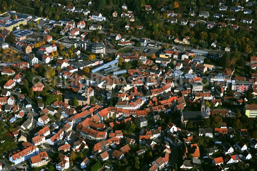 Kusel from the bird's eye view: Surrounded by forest and forest areas center of the streets and houses and residential areas in Kusel in the state Rhineland-Palatinate, Germany