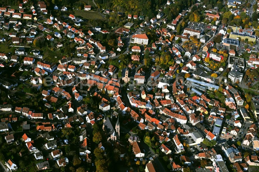 Aerial photograph Kusel - Surrounded by forest and forest areas center of the streets and houses and residential areas in Kusel in the state Rhineland-Palatinate, Germany