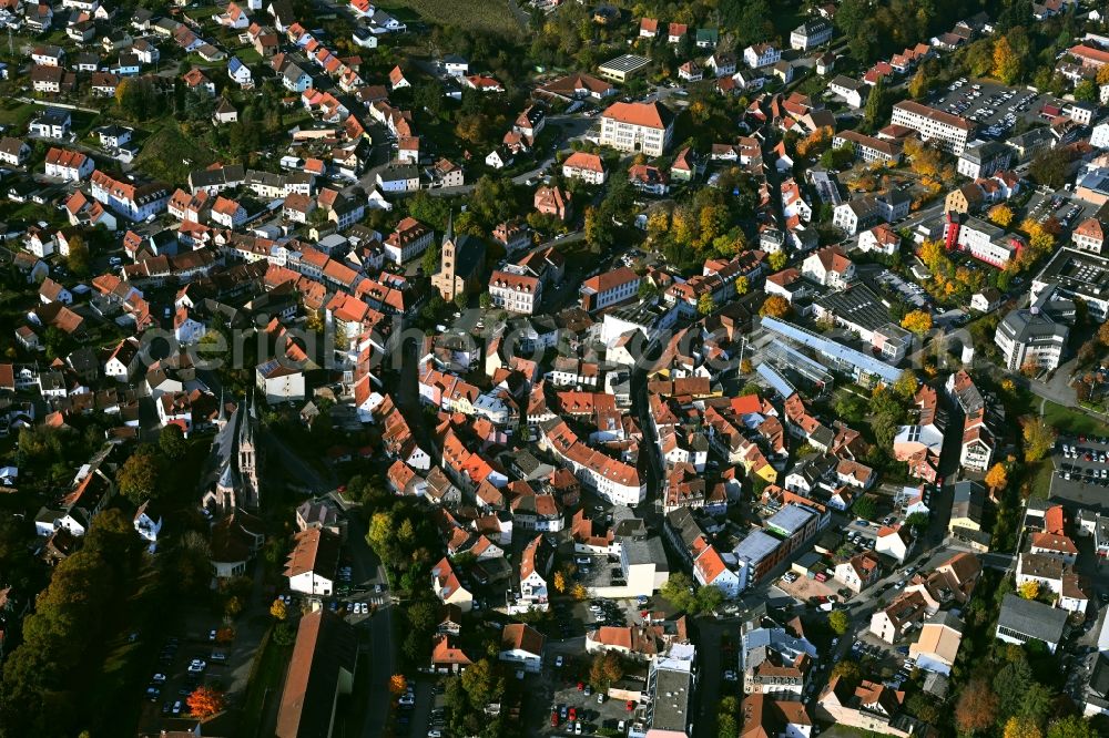 Kusel from the bird's eye view: Surrounded by forest and forest areas center of the streets and houses and residential areas in Kusel in the state Rhineland-Palatinate, Germany