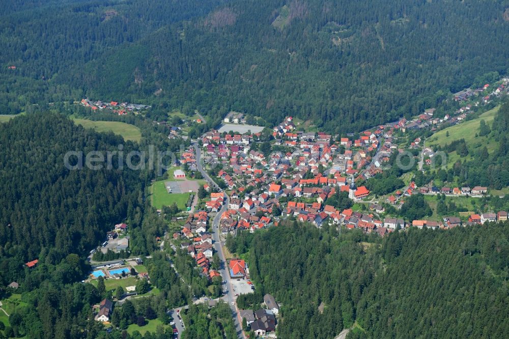 Lautenthal from above - Surrounded by forest and forest areas center of the streets and houses and residential areas in Lautenthal in the state Lower Saxony, Germany