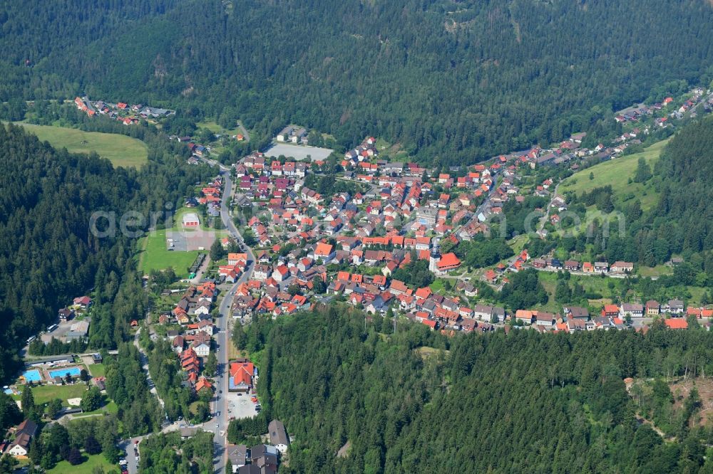 Lautenthal from the bird's eye view: Surrounded by forest and forest areas center of the streets and houses and residential areas in Lautenthal in the state Lower Saxony, Germany