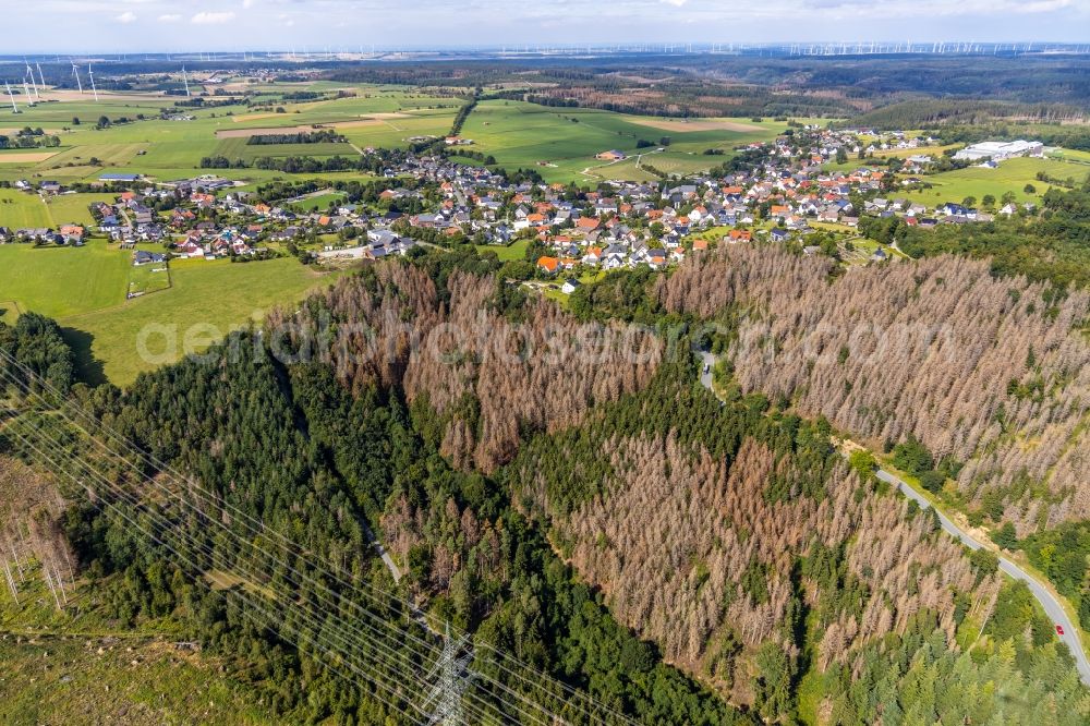 Aerial photograph Madfeld - Surrounded by forest and forest areas center of the streets and houses and residential areas in Madfeld in the state North Rhine-Westphalia, Germany