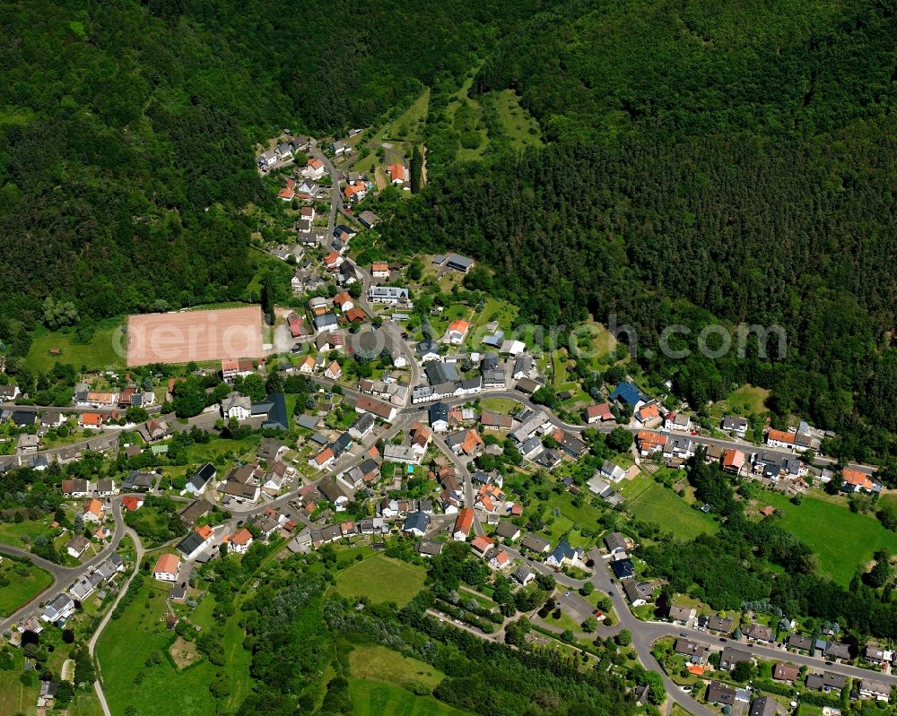 Aerial image Mittelbollenbach - Surrounded by forest and forest areas center of the streets and houses and residential areas in Mittelbollenbach in the state Rhineland-Palatinate, Germany