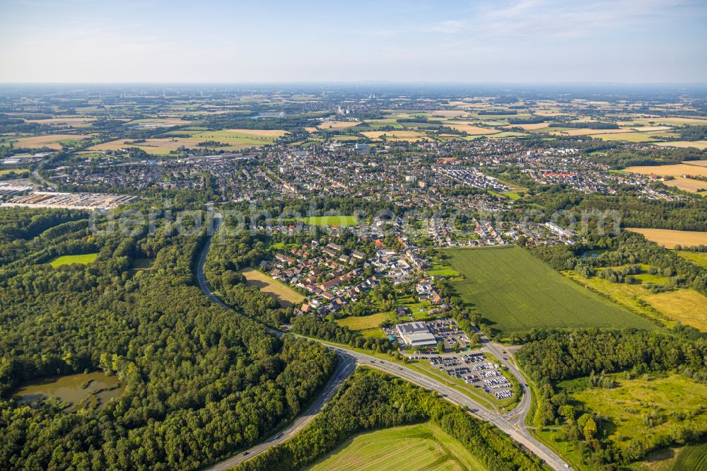 Aerial photograph Neubeckum - Surrounded by forest and forest areas center of the streets and houses and residential areas in Neubeckum at Ruhrgebiet in the state North Rhine-Westphalia, Germany