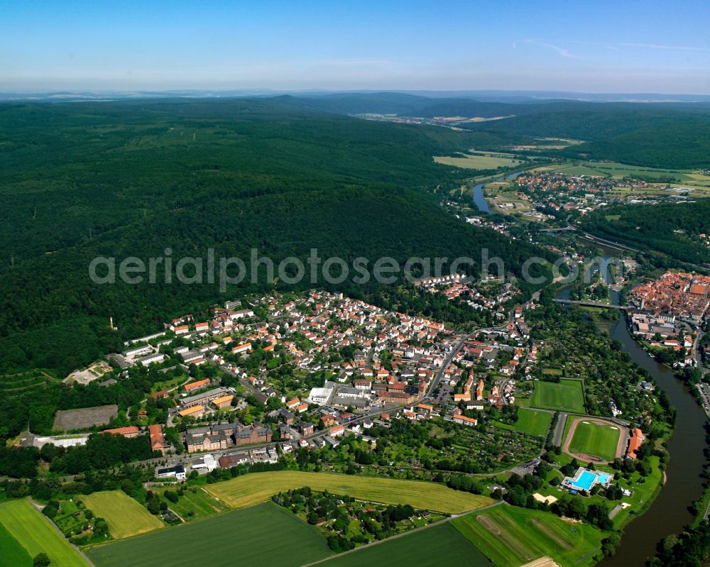 Aerial photograph Neumünden - Surrounded by forest and forest areas center of the streets and houses and residential areas in Neumünden in the state Lower Saxony, Germany