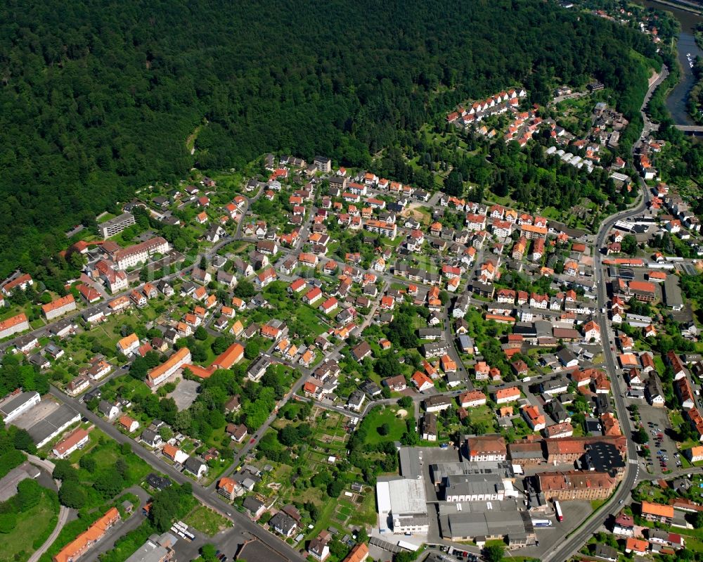 Neumünden from the bird's eye view: Surrounded by forest and forest areas center of the streets and houses and residential areas in Neumünden in the state Lower Saxony, Germany