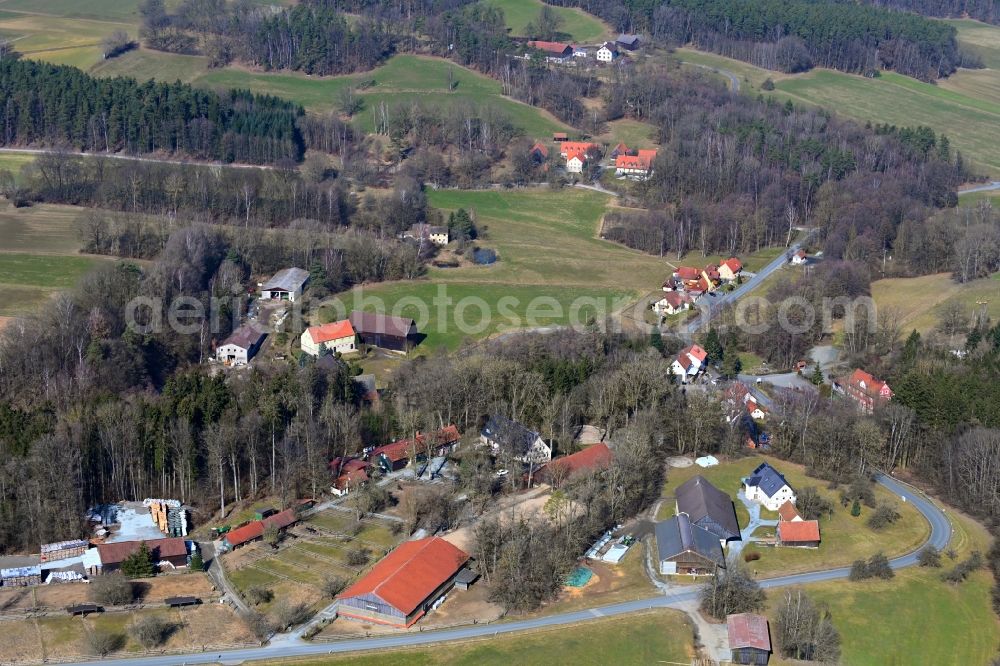 Aerial photograph Obergräfenthal - Surrounded by forest and forest areas center of the streets and houses and residential areas in Obergraefenthal in the state Bavaria, Germany