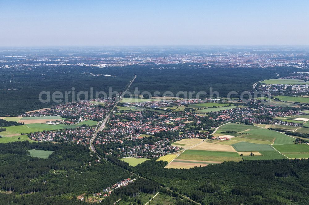 Aerial photograph Oberhaching - Surrounded by forest and forest areas center of the streets and houses and residential areas in Oberhaching in the state Bavaria, Germany