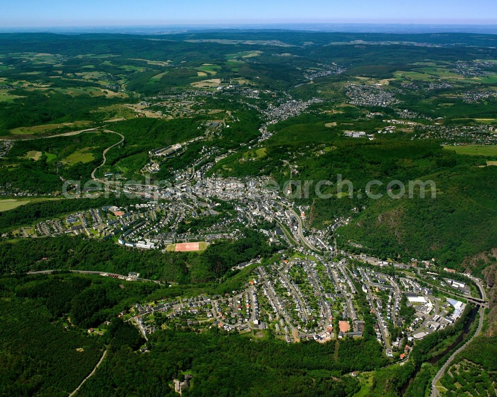 Aerial photograph Oberstein - Surrounded by forest and forest areas center of the streets and houses and residential areas in Oberstein in the state Rhineland-Palatinate, Germany