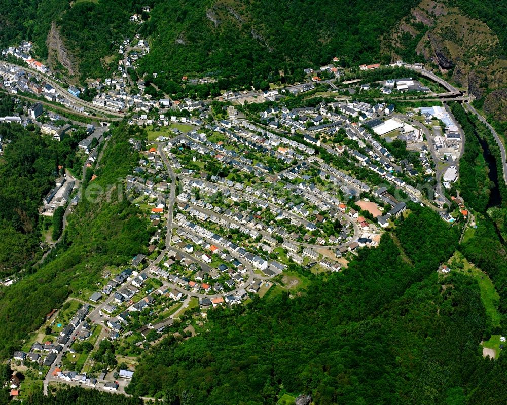 Oberstein from the bird's eye view: Surrounded by forest and forest areas center of the streets and houses and residential areas in Oberstein in the state Rhineland-Palatinate, Germany