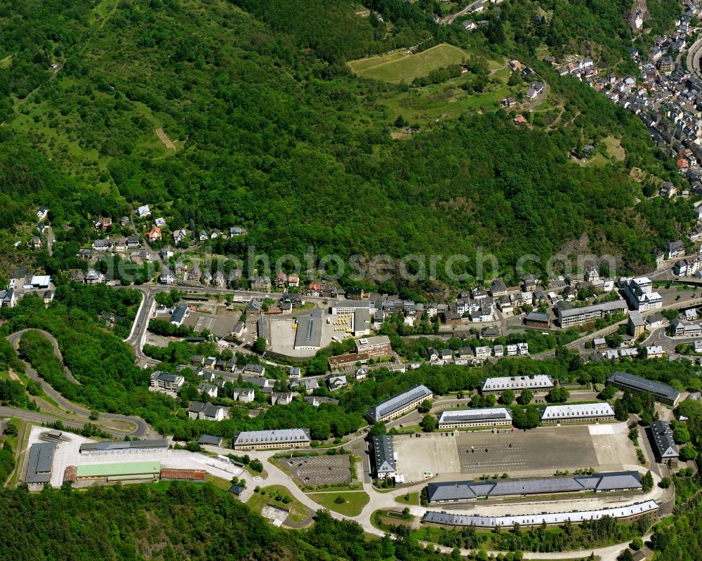 Oberstein from the bird's eye view: Surrounded by forest and forest areas center of the streets and houses and residential areas in Oberstein in the state Rhineland-Palatinate, Germany