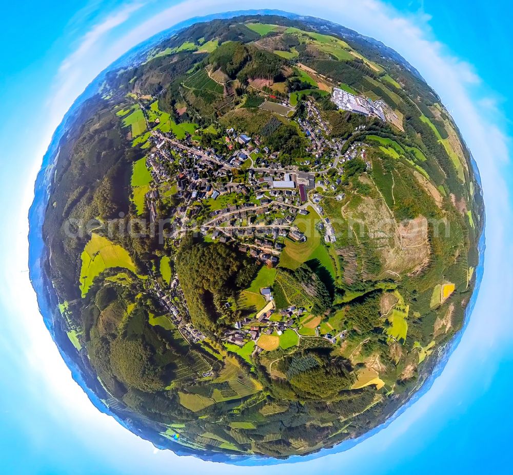 Aerial photograph Oedingen - Surrounded by forest and forest areas center of the streets and houses and residential areas in Oedingen in the state North Rhine-Westphalia, Germany