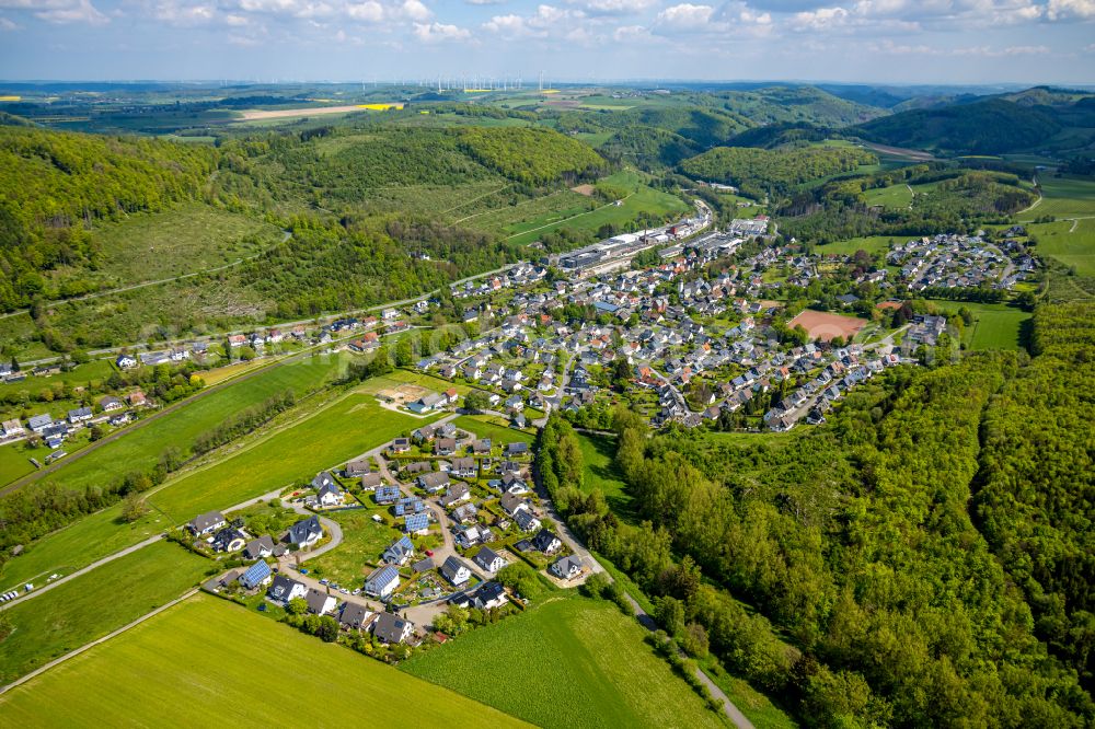 Brilon from the bird's eye view: Surrounded by forest and forest areas center of the streets and houses and residential areas in the district Hoppecke in Brilon in the state North Rhine-Westphalia, Germany