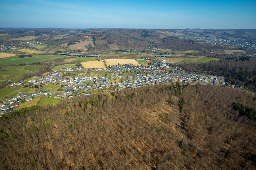 Aerial photograph Arnsberg - Surrounded by forest and forest areas center of the streets and houses and residential areas in the district Rumbeck in Arnsberg at Sauerland in the state North Rhine-Westphalia, Germany