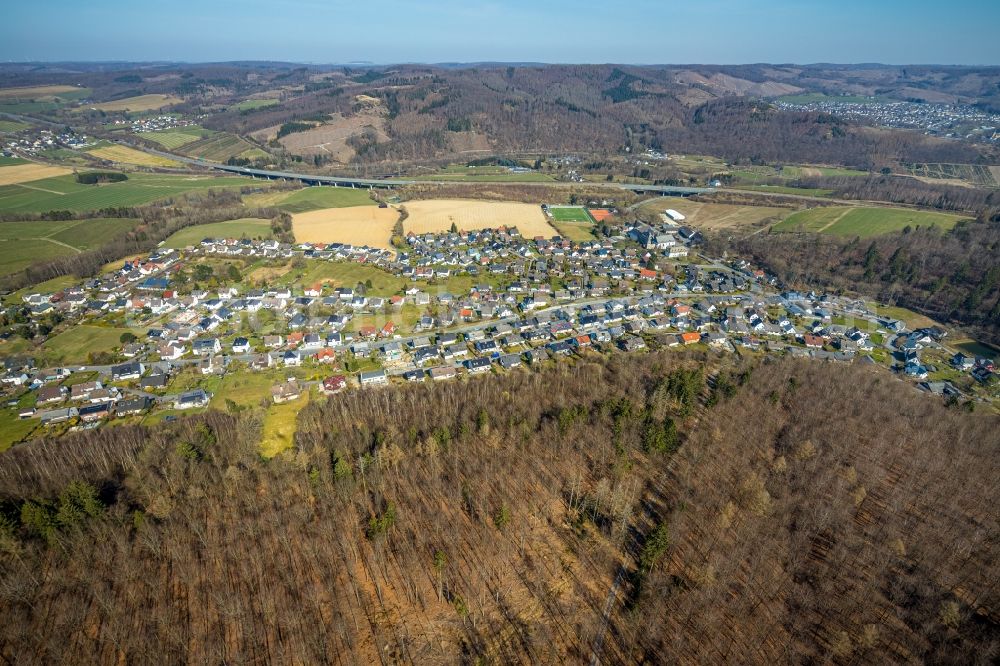 Arnsberg from the bird's eye view: Surrounded by forest and forest areas center of the streets and houses and residential areas in the district Rumbeck in Arnsberg at Sauerland in the state North Rhine-Westphalia, Germany