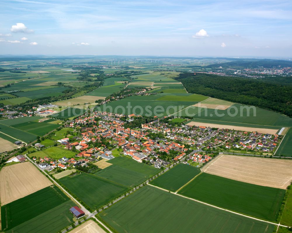 Othfresen from above - Surrounded by forest and forest areas center of the streets and houses and residential areas in Othfresen in the state Lower Saxony, Germany