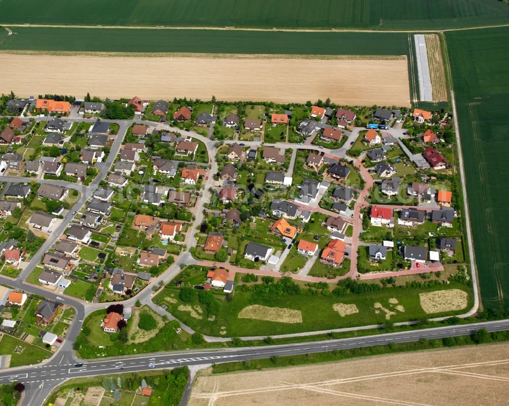 Othfresen from the bird's eye view: Surrounded by forest and forest areas center of the streets and houses and residential areas in Othfresen in the state Lower Saxony, Germany