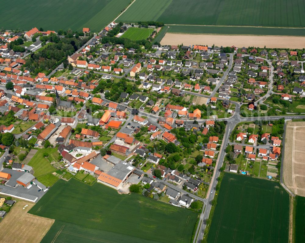 Aerial photograph Othfresen - Surrounded by forest and forest areas center of the streets and houses and residential areas in Othfresen in the state Lower Saxony, Germany