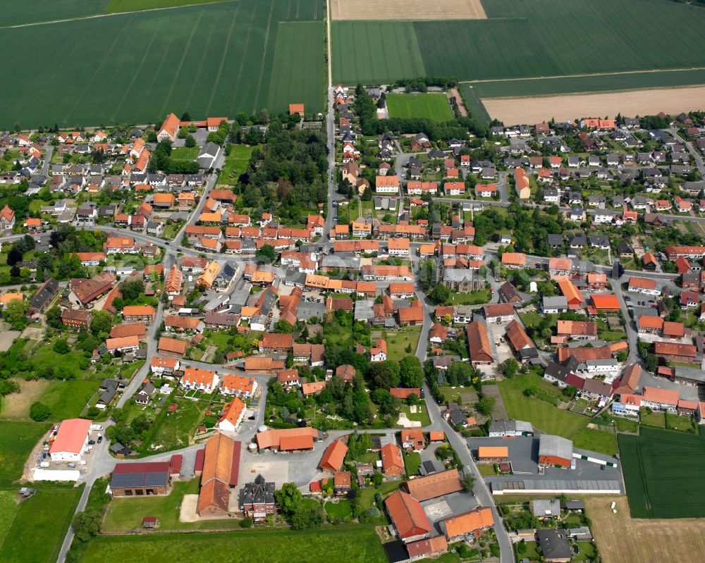 Othfresen from above - Surrounded by forest and forest areas center of the streets and houses and residential areas in Othfresen in the state Lower Saxony, Germany