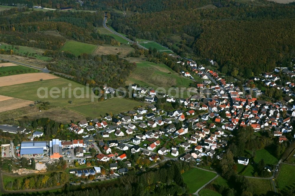 Pfaffenwiesbach from the bird's eye view: Surrounded by forest and forest areas center of the streets and houses and residential areas in Pfaffenwiesbach in the state Hesse, Germany