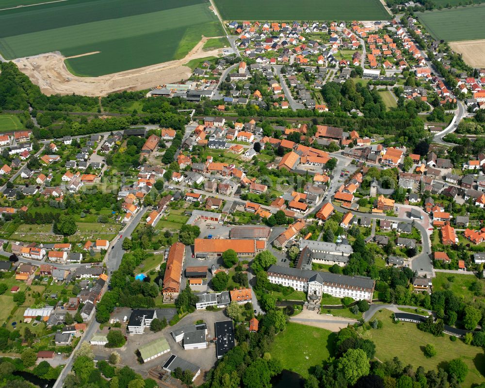 Ringelheim from the bird's eye view: Surrounded by forest and forest areas center of the streets and houses and residential areas in Ringelheim in the state Lower Saxony, Germany