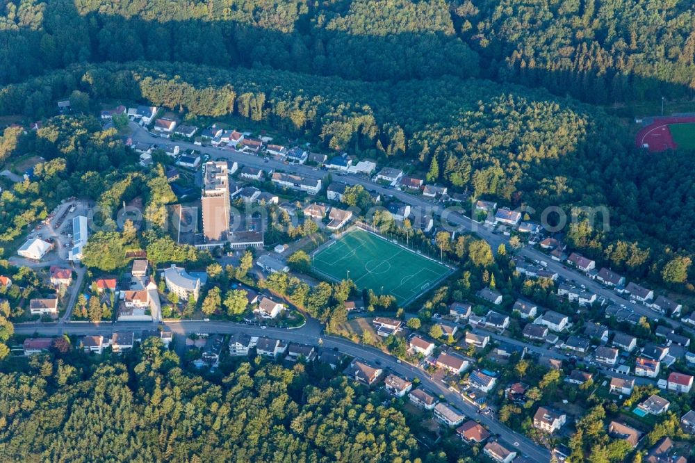 Ruhbank from the bird's eye view: Surrounded by forest and forest areas center of the streets and houses and residential areas in Ruhbank in the state Rhineland-Palatinate, Germany