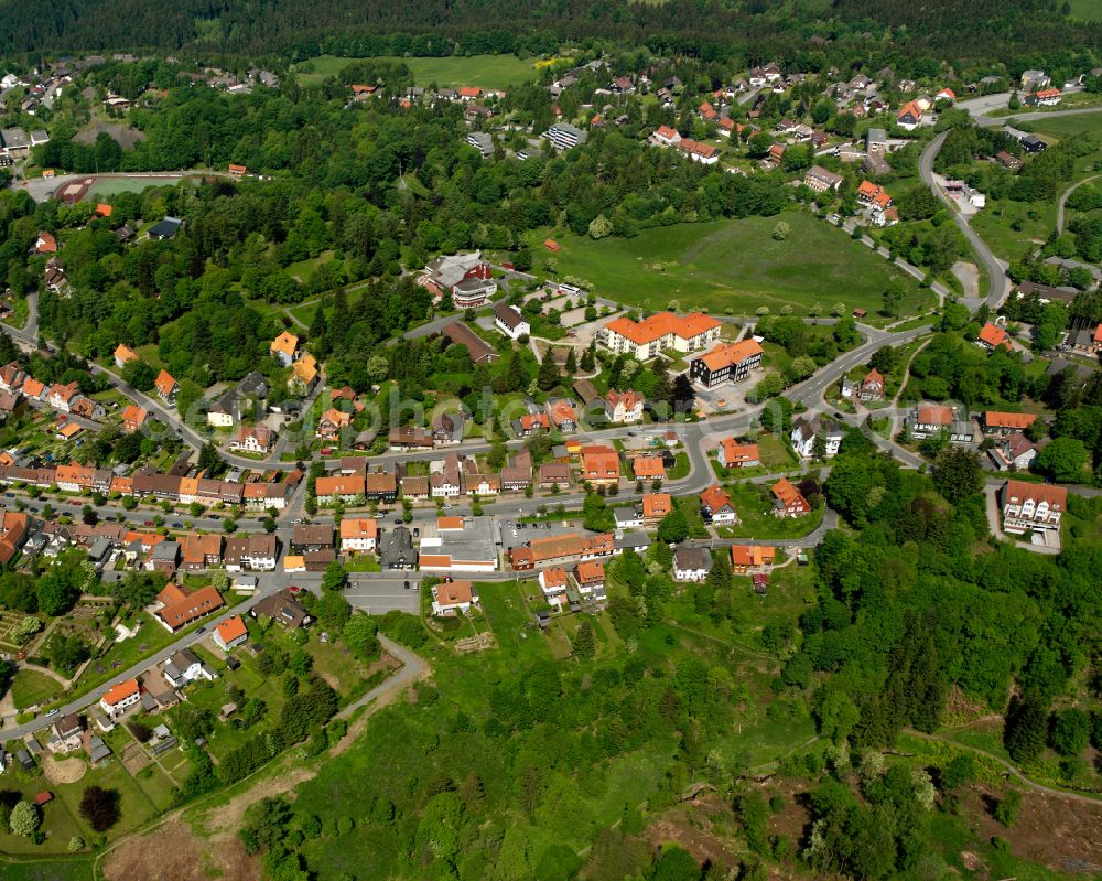 Sankt Andreasberg from above - Surrounded by forest and forest areas center of the streets and houses and residential areas in Sankt Andreasberg in the state Lower Saxony, Germany