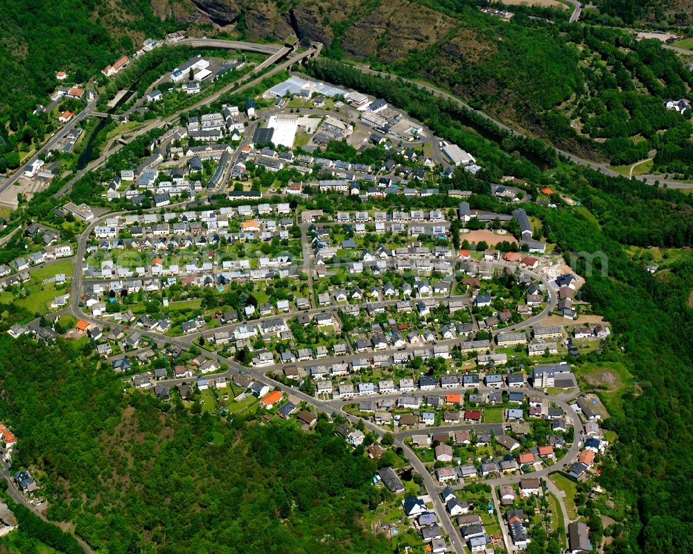 Aerial image Struth-Neuweg - Surrounded by forest and forest areas center of the streets and houses and residential areas in Struth-Neuweg in the state Rhineland-Palatinate, Germany