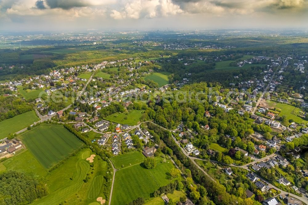 Aerial photograph Vaerstenberg - Surrounded by forest and forest areas center of the streets and houses and residential areas in Vaerstenberg in the state North Rhine-Westphalia, Germany