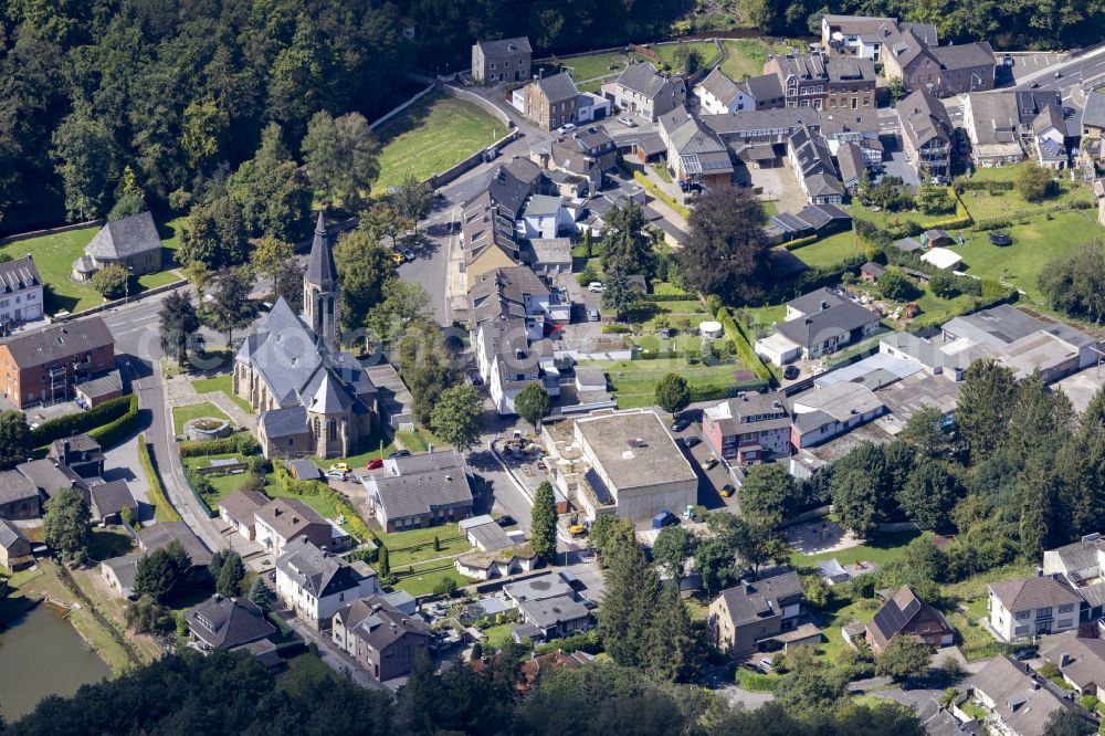 Vicht from the bird's eye view: Surrounded by forest and forest areas center of the streets and houses and residential areas in Vicht in the state North Rhine-Westphalia, Germany