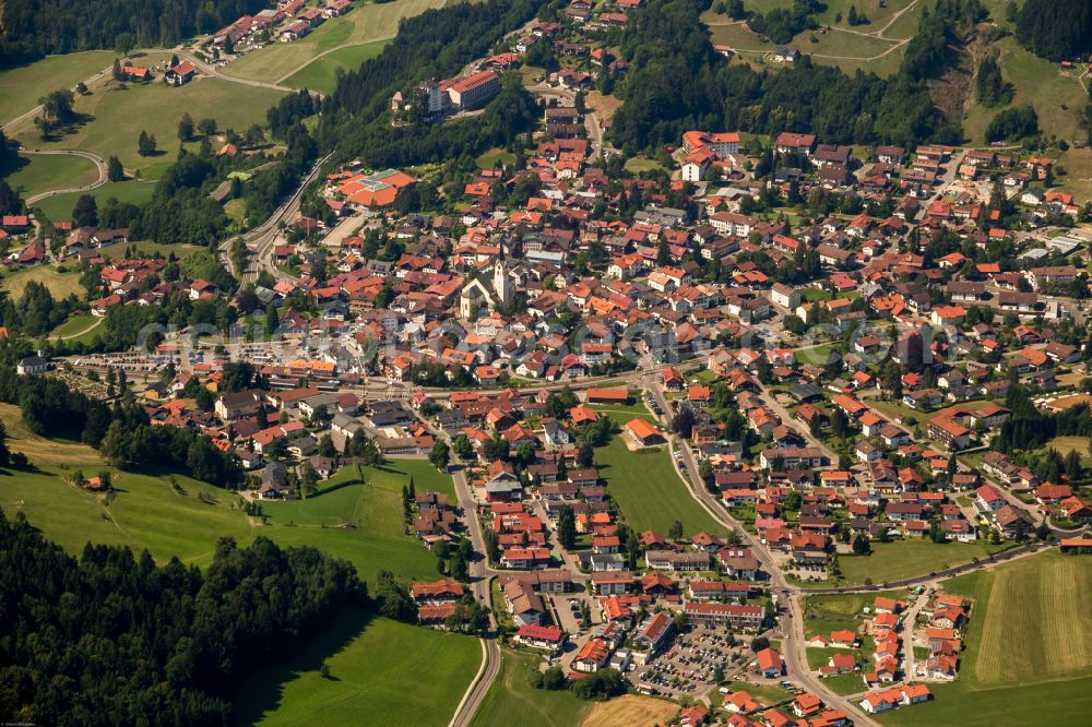 Aerial photograph Oberstaufen - Urban area with outskirts surrounded by forests and pastures and inner city area in Oberstaufen in the federal state of Bavaria, Germany