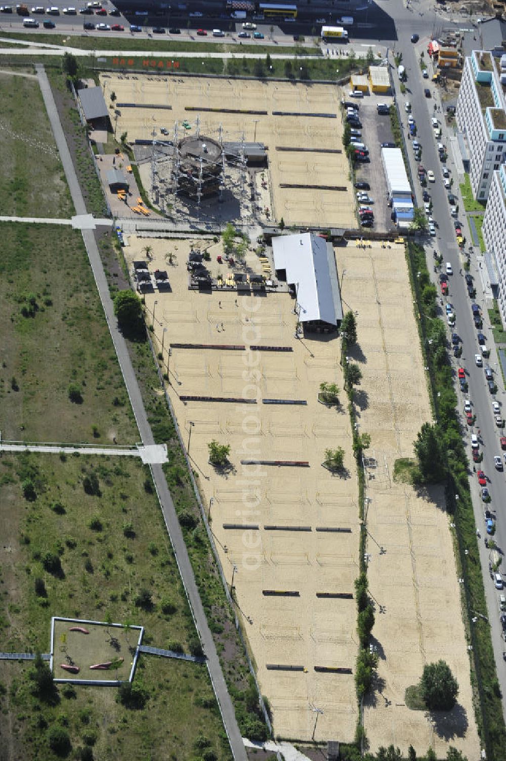 Berlin from the bird's eye view: Look at the fore court of the Park am Nordbahnhof and at a part of the park itself between Garten street and Caroline-Michaelis street in Berlin