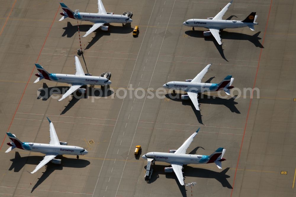 Stuttgart from the bird's eye view: Passenger aircraft parked due to the crisis and pandemic on the parking position - parking area at the airport in Stuttgart during the corona lockdown in the state Baden-Wuerttemberg, Germany