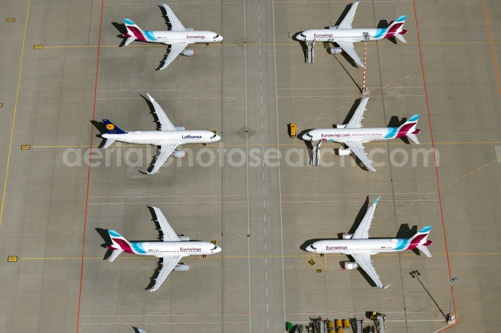 Stuttgart from the bird's eye view: Passenger aircraft parked due to the crisis and pandemic on the parking position - parking area at the airport in Stuttgart during the corona lockdown in the state Baden-Wuerttemberg, Germany