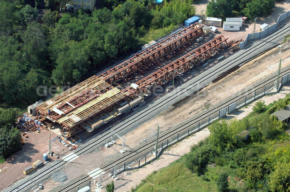 Aerial photograph Ammendorf - Vorschubgerüst / Stahlunterkonstruktion an der Neubaustrecke Erfurt-Leipzig-Halle in Ammendorf bei Baukilometer 10, für Saale-Elster-Talbrücke. Die Neubaustrecke Erfurt – Leipzig/Halle ist 123 km lang und wird als zweigleisige Mischbetriebsstrecke für Geschwindigkeiten bis 300 km/h geplant. Sie enthält drei Tunnel mit 15 km sowie sechs Talbrücken mit 14 km Gesamtlänge. Im Raumordnungsverfahren entschieden sich die Länder Thüringen, Sachsen-Anhalt und Sachsen für die Linienführung nördlich der bestehenden Strecke Erfurt – Weimar – Leipzig/Halle. DB ProjektBau GmbH, Regionalbereich Südost, Salomonstraße 15, 04103 Leipzig, Tel. +49 341 2342-200, Fax +49 341 2342-109, E-Mail: dbprojektbau-suedost@bahn.de; Bauausführung: HOCHTIEF Construction AG, Opernplatz 2, 45128 Essen, Tel. +49 201 824-4261, Fax +49 201 824-4263, E-Mail: info-construction@hochtief.de,