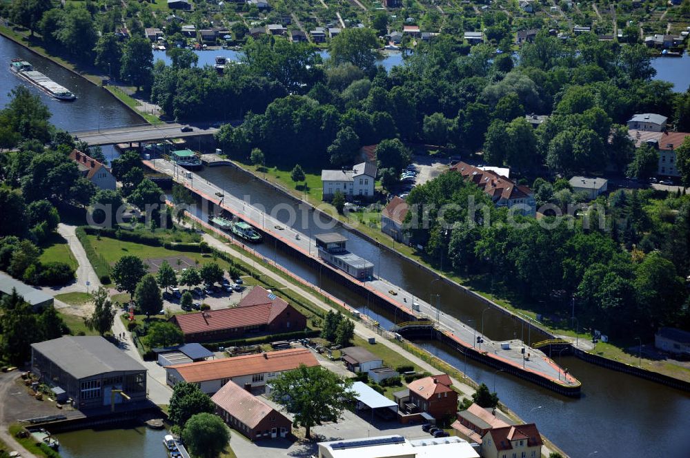 Aerial photograph Brandenburg - Die Vorstadtschleuse / Schleuse Brandenburg ist mit zwei Kammern ausgestattet und in der Lage auch moderne Güterschiffe zu heben bzw. sinken zu lassen. The lock Brandenburg has two bassins and is able to transport cargo ships.