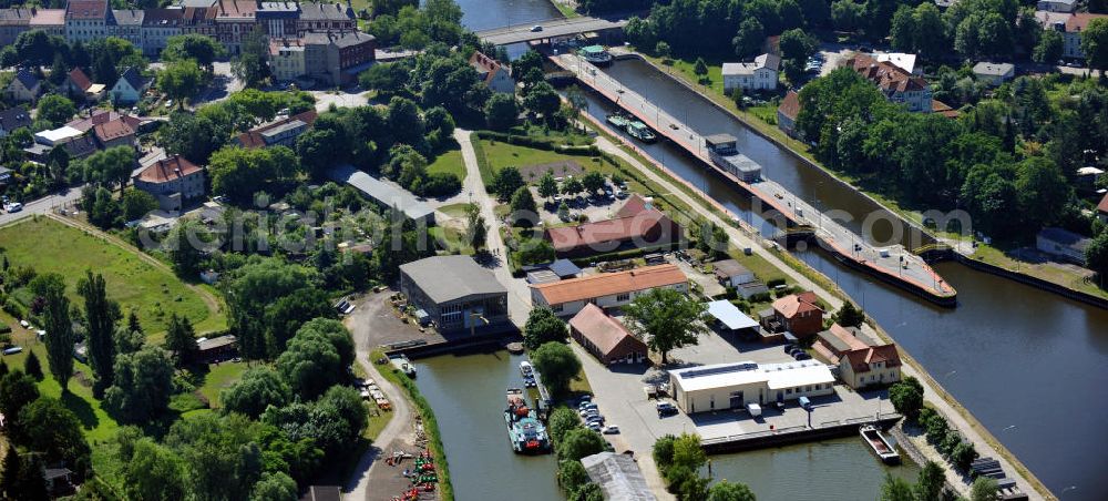 Brandenburg from the bird's eye view: Die Vorstadtschleuse / Schleuse Brandenburg ist mit zwei Kammern ausgestattet und in der Lage auch moderne Güterschiffe zu heben bzw. sinken zu lassen. The lock Brandenburg has two bassins and is able to transport cargo ships.