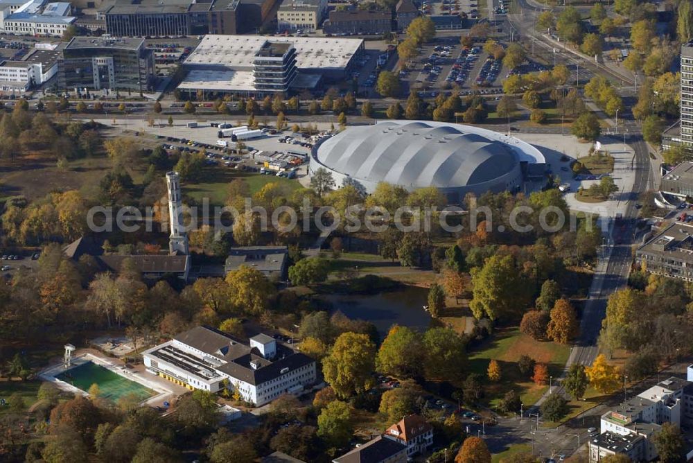 Braunschweig from above - Blick auf die erst 1999/2000 für insgesamt gut 14 Mio. Euro erbaute, und heute für mehrere Mio. Euro aufgewertete VW-Halle. Ziel ist es, die bei Sportereignissen 6.622, bei Konzerten bis zu 8.300 Zuschauer fassende Arena im Ringen um lukrative Show- und Unterhaltungsprogramme besser zu positionieren. Volkswagen Halle am Europaplatz 1 in 38100 Braunschweig Tel.: +49 (0)531-7077-0