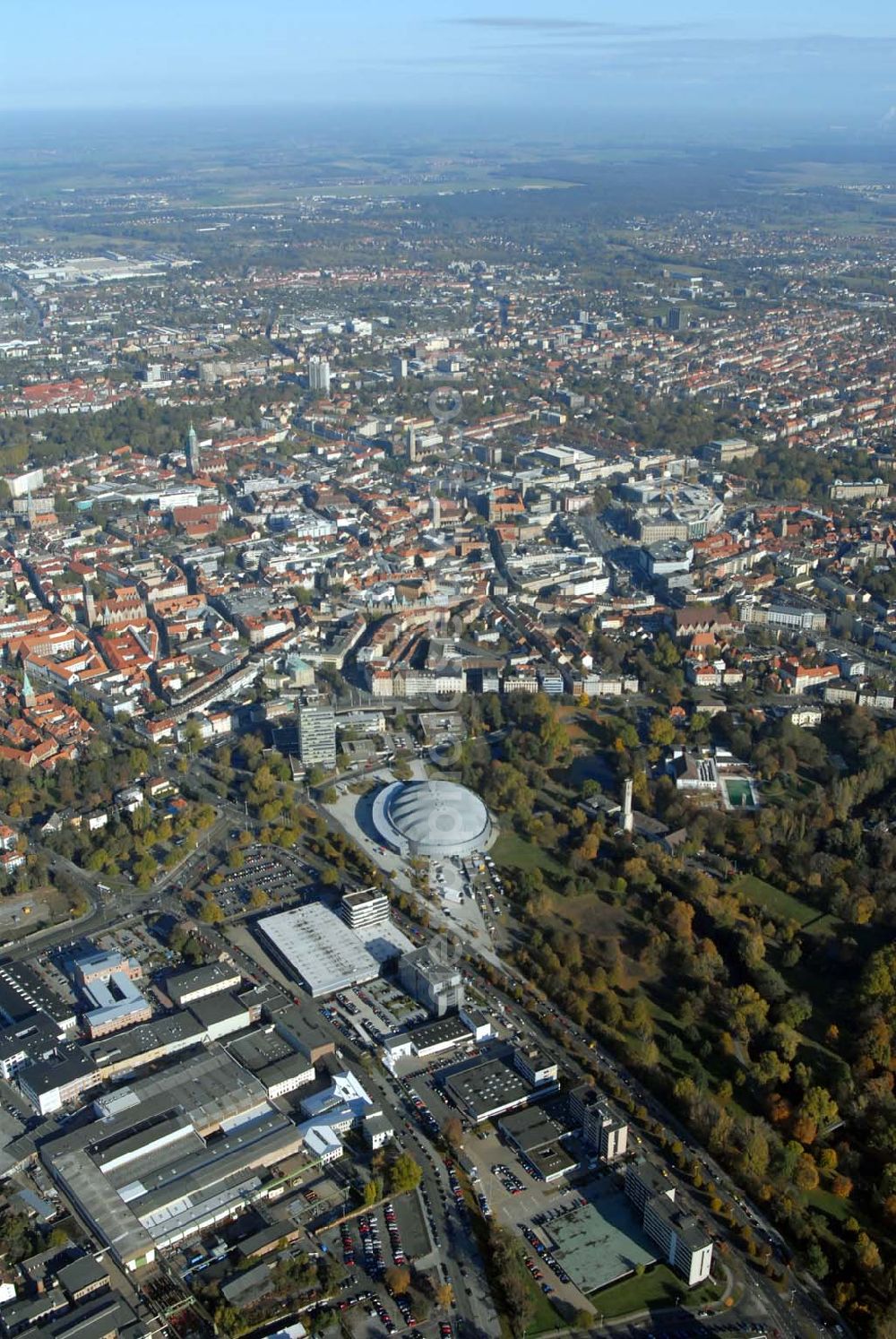 Aerial photograph Braunschweig - Blick auf die erst 1999/2000 für insgesamt gut 14 Mio. Euro erbaute, und heut für mehrere Mio. Euro aufgewertete VW-Halle. Ziel ist es, die bei Sportereignissen 6.622, bei Konzerten bis zu 8.300 Zuschauer fassende Arena im Ringen um lukrative Show- und Unterhaltungsprogramme besser zu positionieren. Volkswagen Halle am Europaplatz 1 in 38100 Braunschweig Tel.: +49 (0)531-7077-0