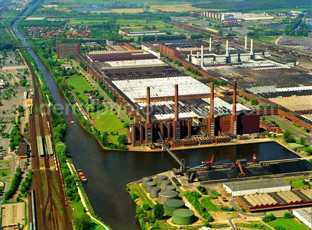 Aerial photograph Wolfsburg - Das Volkswagen-Werk an der VW-Straße am Mittellandkanal in Wolfsburg ist das Stammwerk der Volkswagen AG. The Volkswagen plant at the VW-Strasse in Wolfsburg.